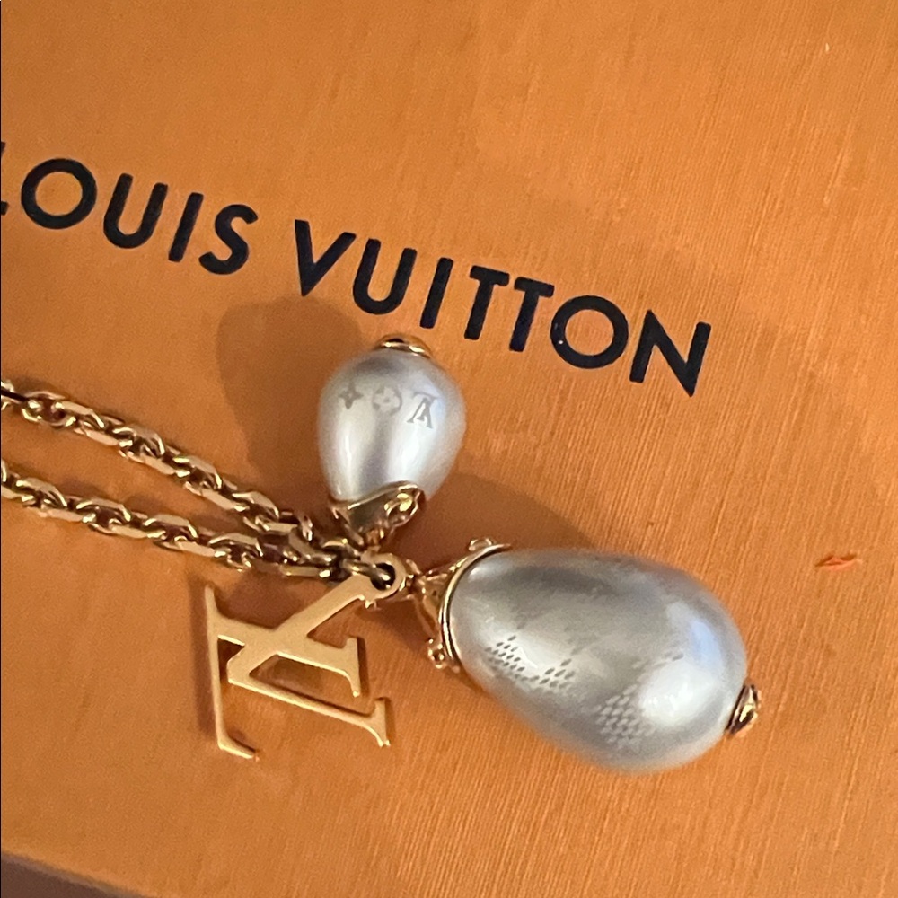 Louis Vuitton Gold-Tone Chain Necklace with Pearl Drop Charms - Picture 8 of 16